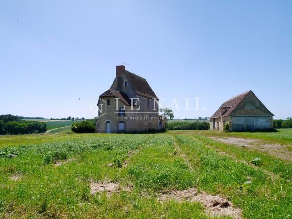 Proche de Fontgombault, maison forte du XVe sur son promontoire, à restaurer