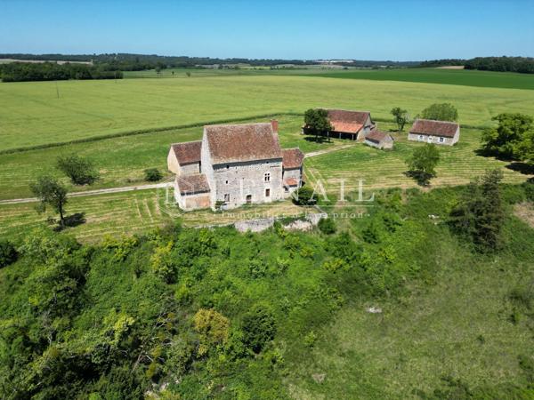 Proche de Fontgombault, maison forte du XVe sur son promontoire, à restaurer