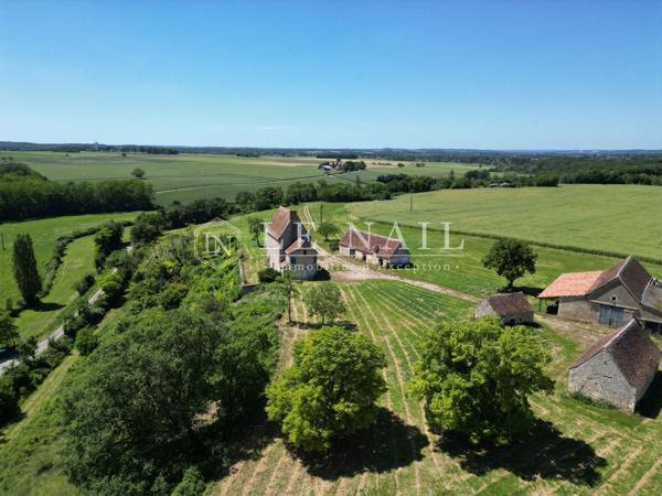 Proche de Fontgombault, maison forte du XVe sur son promontoire, à restaurer