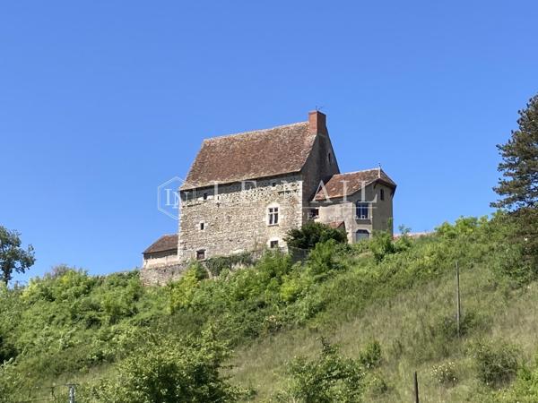 Proche de Fontgombault, maison forte du XVe sur son promontoire, à restaurer
