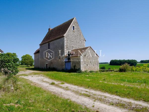 Proche de Fontgombault, maison forte du XVe sur son promontoire, à restaurer