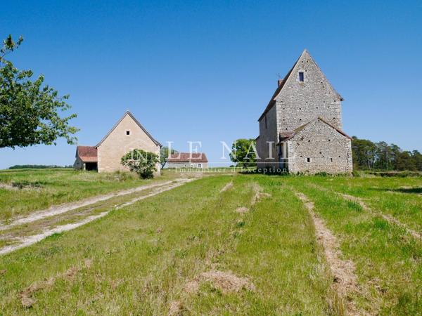 Proche de Fontgombault, maison forte du XVe sur son promontoire, à restaurer