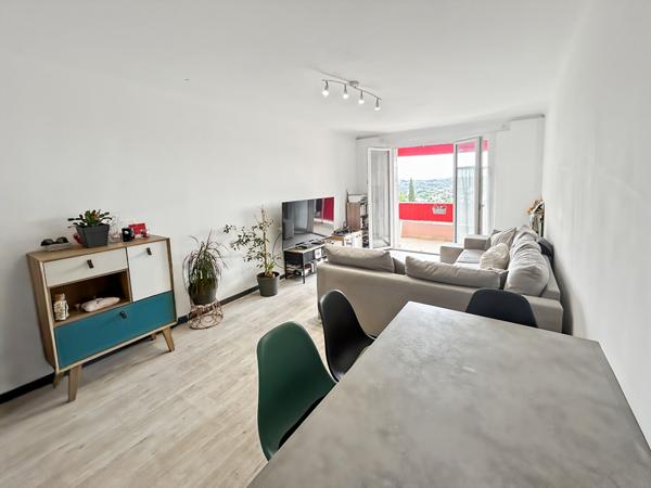 APPARTEMENT DE TYPE 3 PIECES, COMMODITES A PIEDS