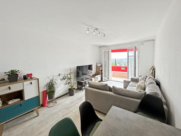 APPARTEMENT DE TYPE 3 PIECES, COMMODITES A PIEDS