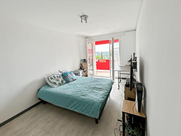 APPARTEMENT DE TYPE 3 PIECES, COMMODITES A PIEDS