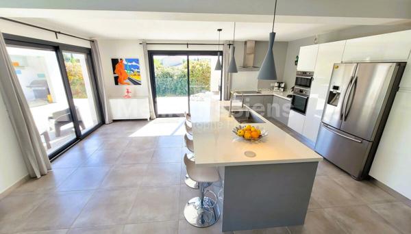 Propriété contemporaine à VENTABREN 360m² Maison, bureaux, appartement, garages