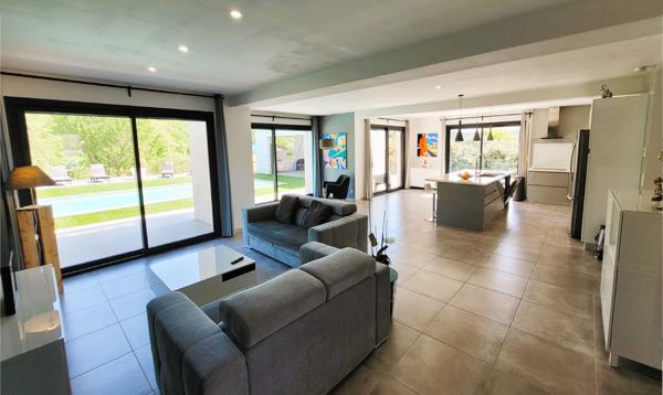 Propriété contemporaine à VENTABREN 360m² Maison, bureaux, appartement, garages