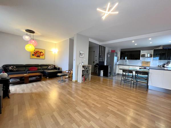 Appartement T5 de 96.83 m² en très bon état - cuisine US aménagée et équipée - Balcon - Cave et place de parking.