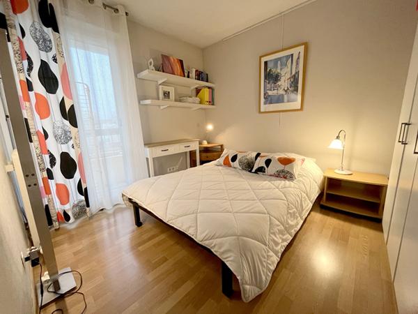 Appartement T5 de 96.83 m² en très bon état - cuisine US aménagée et équipée - Balcon - Cave et place de parking.