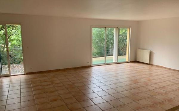 Maison à louer    6 pièces • 175 m2 Nîmes