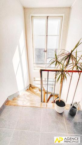 Versailles Rive-Droite Appartement 3 pièces 82 m² au sol situé au 3ème et dernier étage avec cave €580 000 ** - Référence 27285