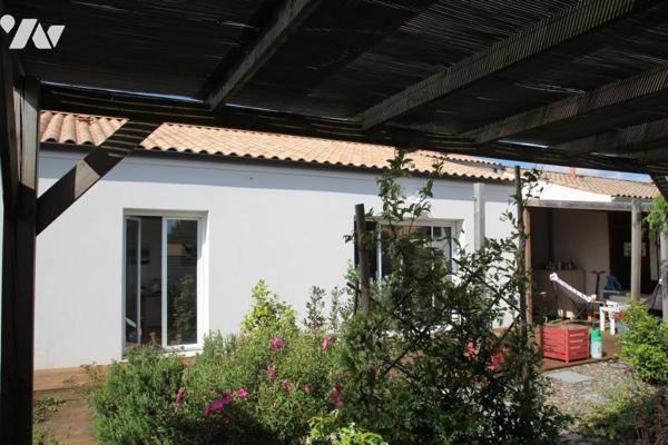 LA CRECHE, MAGNIFIQUE PAVILLON DE PLAIN PIED OFFRANT BEAUCOUP DE CHARME AVEC GARAGE ET JARDIN
