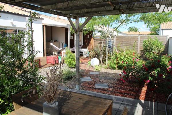 LA CRECHE, MAGNIFIQUE PAVILLON DE PLAIN PIED OFFRANT BEAUCOUP DE CHARME AVEC GARAGE ET JARDIN