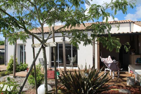 LA CRECHE, MAGNIFIQUE PAVILLON DE PLAIN PIED OFFRANT BEAUCOUP DE CHARME AVEC GARAGE ET JARDIN
