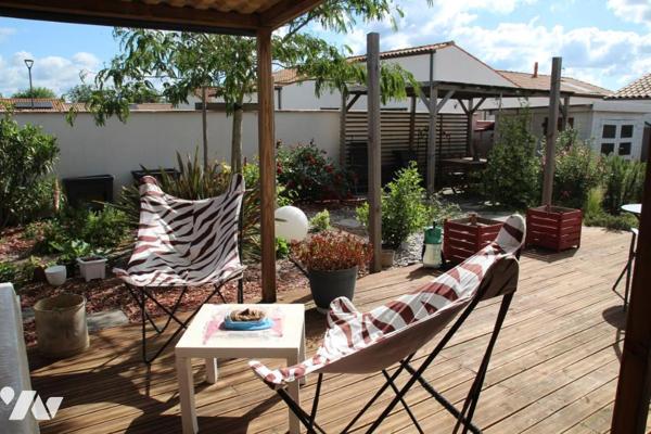LA CRECHE, MAGNIFIQUE PAVILLON DE PLAIN PIED OFFRANT BEAUCOUP DE CHARME AVEC GARAGE ET JARDIN