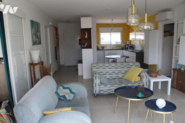 LA CRECHE, MAGNIFIQUE PAVILLON DE PLAIN PIED OFFRANT BEAUCOUP DE CHARME AVEC GARAGE ET JARDIN