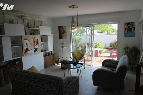 LA CRECHE, MAGNIFIQUE PAVILLON DE PLAIN PIED OFFRANT BEAUCOUP DE CHARME AVEC GARAGE ET JARDIN