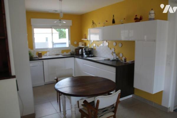 LA CRECHE, MAGNIFIQUE PAVILLON DE PLAIN PIED OFFRANT BEAUCOUP DE CHARME AVEC GARAGE ET JARDIN