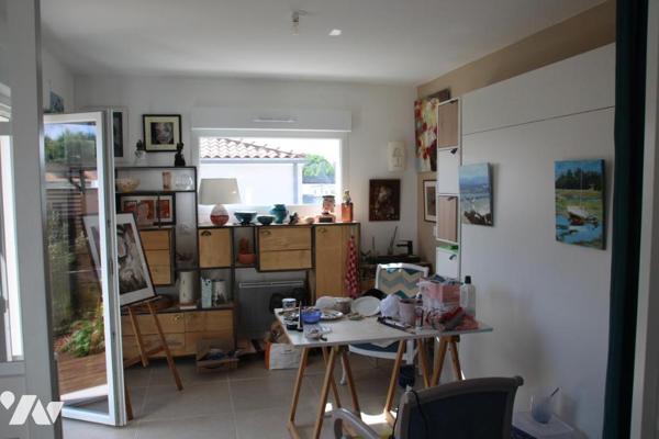 LA CRECHE, MAGNIFIQUE PAVILLON DE PLAIN PIED OFFRANT BEAUCOUP DE CHARME AVEC GARAGE ET JARDIN