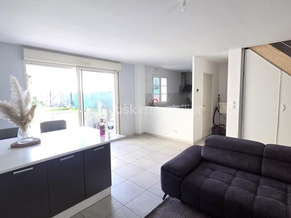 Découvrez cette superbe maison neuve de 2023, parfaitement située pour allier tranquillité et vie urbaine. Dotée d'une surface habitable de 112,99 m², cette propriété moderne propose 5 pièces spacieuses idéales pour une famille, 4 chambres dont 2 suite parentale une en rez de chaussé et une à l'étage.

Agréable à vivre, l'intérieur bien agencé vous offre séjour lumineux, une cuisine ouverte et une terrasse accueillante pour vos moments de détente. Un double garage complète ce bien d'exception sans vis-à-vis. Proche de toutes commodités !