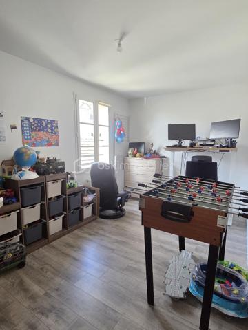 Découvrez cette superbe maison neuve de 2023, parfaitement située pour allier tranquillité et vie urbaine. Dotée d'une surface habitable de 112,99 m², cette propriété moderne propose 5 pièces spacieuses idéales pour une famille, 4 chambres dont 2 suite parentale une en rez de chaussé et une à l'étage.

Agréable à vivre, l'intérieur bien agencé vous offre séjour lumineux, une cuisine ouverte et une terrasse accueillante pour vos moments de détente. Un double garage complète ce bien d'exception sans vis-à-vis. Proche de toutes commodités !