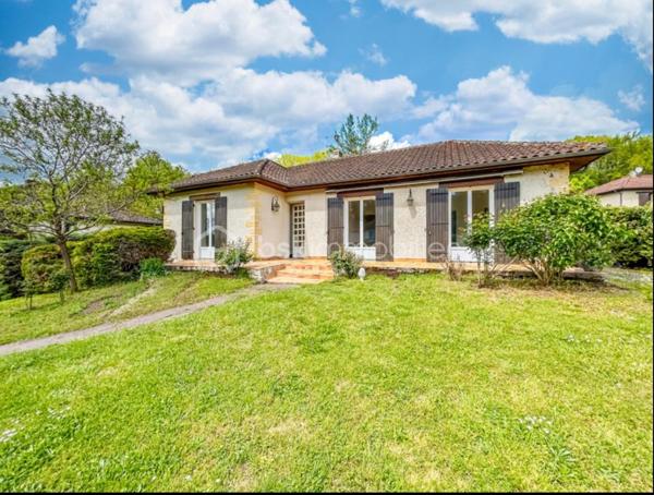 Vous rêvez d’un cadre de vie idéal alliant confort, espace et accessibilité ? Cette maison est faite pour vous !

📍 Emplacement privilégié : située à proximité immédiate du centre de Périgueux, avec transports au pied de la maison — un vrai atout au quotidien !

🏡 Une maison familiale aux beaux volumes :

🌟 Spacieux séjour de 45 m², baigné de lumière
🛏️ 4 belles chambres pour accueillir toute la famille
🚿 Salle d’eau entièrement refaite, moderne et fonctionnelle
🍽️ Cuisine conviviale à aménager selon vos envies

🔽 Des espaces pratiques et rares :

Grand sous-sol avec de nombreux rangements
🚗 Garage indépendant

🌿 Le tout sur un terrain de 500 m², idéal pour profiter des beaux jours, jardiner ou créer votre espace détente !

💥 Les + qui font la différence :
✔ Proximité centre-ville
✔ Transports immédiats
✔ Beaux volumes
✔ Potentiel d’aménagement

👉 Une opportunité rare sur le secteur, à visiter sans tarder !

📞 Contactez-nous dès maintenant pour organiser une visite et laissez-vous séduire !