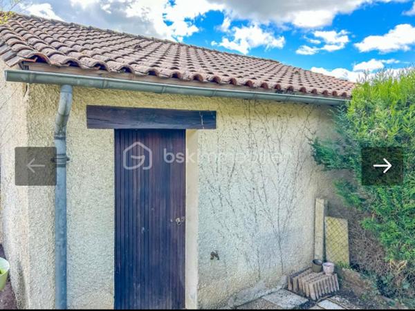 Vous rêvez d’un cadre de vie idéal alliant confort, espace et accessibilité ? Cette maison est faite pour vous !

📍 Emplacement privilégié : située à proximité immédiate du centre de Périgueux, avec transports au pied de la maison — un vrai atout au quotidien !

🏡 Une maison familiale aux beaux volumes :

🌟 Spacieux séjour de 45 m², baigné de lumière
🛏️ 4 belles chambres pour accueillir toute la famille
🚿 Salle d’eau entièrement refaite, moderne et fonctionnelle
🍽️ Cuisine conviviale à aménager selon vos envies

🔽 Des espaces pratiques et rares :

Grand sous-sol avec de nombreux rangements
🚗 Garage indépendant

🌿 Le tout sur un terrain de 500 m², idéal pour profiter des beaux jours, jardiner ou créer votre espace détente !

💥 Les + qui font la différence :
✔ Proximité centre-ville
✔ Transports immédiats
✔ Beaux volumes
✔ Potentiel d’aménagement

👉 Une opportunité rare sur le secteur, à visiter sans tarder !

📞 Contactez-nous dès maintenant pour organiser une visite et laissez-vous séduire !