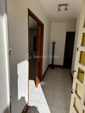 Vous rêvez d’un cadre de vie idéal alliant confort, espace et accessibilité ? Cette maison est faite pour vous !

📍 Emplacement privilégié : située à proximité immédiate du centre de Périgueux, avec transports au pied de la maison — un vrai atout au quotidien !

🏡 Une maison familiale aux beaux volumes :

🌟 Spacieux séjour de 45 m², baigné de lumière
🛏️ 4 belles chambres pour accueillir toute la famille
🚿 Salle d’eau entièrement refaite, moderne et fonctionnelle
🍽️ Cuisine conviviale à aménager selon vos envies

🔽 Des espaces pratiques et rares :

Grand sous-sol avec de nombreux rangements
🚗 Garage indépendant

🌿 Le tout sur un terrain de 500 m², idéal pour profiter des beaux jours, jardiner ou créer votre espace détente !

💥 Les + qui font la différence :
✔ Proximité centre-ville
✔ Transports immédiats
✔ Beaux volumes
✔ Potentiel d’aménagement

👉 Une opportunité rare sur le secteur, à visiter sans tarder !

📞 Contactez-nous dès maintenant pour organiser une visite et laissez-vous séduire !