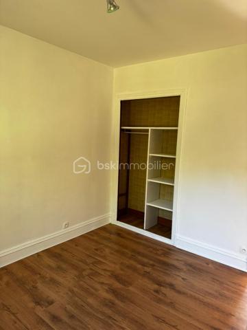 Vous rêvez d’un cadre de vie idéal alliant confort, espace et accessibilité ? Cette maison est faite pour vous !

📍 Emplacement privilégié : située à proximité immédiate du centre de Périgueux, avec transports au pied de la maison — un vrai atout au quotidien !

🏡 Une maison familiale aux beaux volumes :

🌟 Spacieux séjour de 45 m², baigné de lumière
🛏️ 4 belles chambres pour accueillir toute la famille
🚿 Salle d’eau entièrement refaite, moderne et fonctionnelle
🍽️ Cuisine conviviale à aménager selon vos envies

🔽 Des espaces pratiques et rares :

Grand sous-sol avec de nombreux rangements
🚗 Garage indépendant

🌿 Le tout sur un terrain de 500 m², idéal pour profiter des beaux jours, jardiner ou créer votre espace détente !

💥 Les + qui font la différence :
✔ Proximité centre-ville
✔ Transports immédiats
✔ Beaux volumes
✔ Potentiel d’aménagement

👉 Une opportunité rare sur le secteur, à visiter sans tarder !

📞 Contactez-nous dès maintenant pour organiser une visite et laissez-vous séduire !