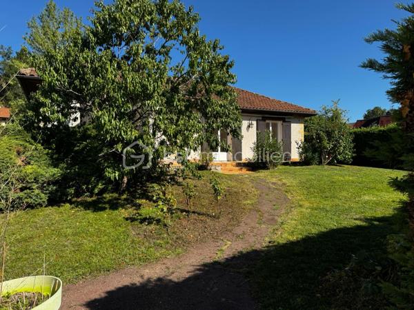 Vous rêvez d’un cadre de vie idéal alliant confort, espace et accessibilité ? Cette maison est faite pour vous !

📍 Emplacement privilégié : située à proximité immédiate du centre de Périgueux, avec transports au pied de la maison — un vrai atout au quotidien !

🏡 Une maison familiale aux beaux volumes :

🌟 Spacieux séjour de 45 m², baigné de lumière
🛏️ 4 belles chambres pour accueillir toute la famille
🚿 Salle d’eau entièrement refaite, moderne et fonctionnelle
🍽️ Cuisine conviviale à aménager selon vos envies

🔽 Des espaces pratiques et rares :

Grand sous-sol avec de nombreux rangements
🚗 Garage indépendant

🌿 Le tout sur un terrain de 500 m², idéal pour profiter des beaux jours, jardiner ou créer votre espace détente !

💥 Les + qui font la différence :
✔ Proximité centre-ville
✔ Transports immédiats
✔ Beaux volumes
✔ Potentiel d’aménagement

👉 Une opportunité rare sur le secteur, à visiter sans tarder !

📞 Contactez-nous dès maintenant pour organiser une visite et laissez-vous séduire !