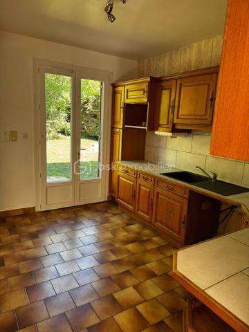 Vous rêvez d’un cadre de vie idéal alliant confort, espace et accessibilité ? Cette maison est faite pour vous !

📍 Emplacement privilégié : située à proximité immédiate du centre de Périgueux, avec transports au pied de la maison — un vrai atout au quotidien !

🏡 Une maison familiale aux beaux volumes :

🌟 Spacieux séjour de 45 m², baigné de lumière
🛏️ 4 belles chambres pour accueillir toute la famille
🚿 Salle d’eau entièrement refaite, moderne et fonctionnelle
🍽️ Cuisine conviviale à aménager selon vos envies

🔽 Des espaces pratiques et rares :

Grand sous-sol avec de nombreux rangements
🚗 Garage indépendant

🌿 Le tout sur un terrain de 500 m², idéal pour profiter des beaux jours, jardiner ou créer votre espace détente !

💥 Les + qui font la différence :
✔ Proximité centre-ville
✔ Transports immédiats
✔ Beaux volumes
✔ Potentiel d’aménagement

👉 Une opportunité rare sur le secteur, à visiter sans tarder !

📞 Contactez-nous dès maintenant pour organiser une visite et laissez-vous séduire !