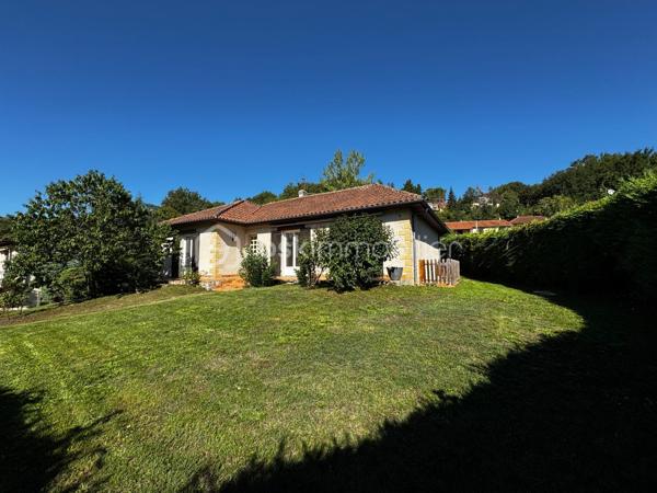 Vous rêvez d’un cadre de vie idéal alliant confort, espace et accessibilité ? Cette maison est faite pour vous !

📍 Emplacement privilégié : située à proximité immédiate du centre de Périgueux, avec transports au pied de la maison — un vrai atout au quotidien !

🏡 Une maison familiale aux beaux volumes :

🌟 Spacieux séjour de 45 m², baigné de lumière
🛏️ 4 belles chambres pour accueillir toute la famille
🚿 Salle d’eau entièrement refaite, moderne et fonctionnelle
🍽️ Cuisine conviviale à aménager selon vos envies

🔽 Des espaces pratiques et rares :

Grand sous-sol avec de nombreux rangements
🚗 Garage indépendant

🌿 Le tout sur un terrain de 500 m², idéal pour profiter des beaux jours, jardiner ou créer votre espace détente !

💥 Les + qui font la différence :
✔ Proximité centre-ville
✔ Transports immédiats
✔ Beaux volumes
✔ Potentiel d’aménagement

👉 Une opportunité rare sur le secteur, à visiter sans tarder !

📞 Contactez-nous dès maintenant pour organiser une visite et laissez-vous séduire !