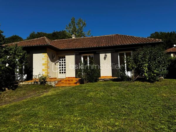 Vous rêvez d’un cadre de vie idéal alliant confort, espace et accessibilité ? Cette maison est faite pour vous !

📍 Emplacement privilégié : située à proximité immédiate du centre de Périgueux, avec transports au pied de la maison — un vrai atout au quotidien !

🏡 Une maison familiale aux beaux volumes :

🌟 Spacieux séjour de 45 m², baigné de lumière
🛏️ 4 belles chambres pour accueillir toute la famille
🚿 Salle d’eau entièrement refaite, moderne et fonctionnelle
🍽️ Cuisine conviviale à aménager selon vos envies

🔽 Des espaces pratiques et rares :

Grand sous-sol avec de nombreux rangements
🚗 Garage indépendant

🌿 Le tout sur un terrain de 500 m², idéal pour profiter des beaux jours, jardiner ou créer votre espace détente !

💥 Les + qui font la différence :
✔ Proximité centre-ville
✔ Transports immédiats
✔ Beaux volumes
✔ Potentiel d’aménagement

👉 Une opportunité rare sur le secteur, à visiter sans tarder !

📞 Contactez-nous dès maintenant pour organiser une visite et laissez-vous séduire !