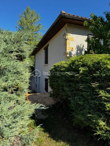 Vous rêvez d’un cadre de vie idéal alliant confort, espace et accessibilité ? Cette maison est faite pour vous !

📍 Emplacement privilégié : située à proximité immédiate du centre de Périgueux, avec transports au pied de la maison — un vrai atout au quotidien !

🏡 Une maison familiale aux beaux volumes :

🌟 Spacieux séjour de 45 m², baigné de lumière
🛏️ 4 belles chambres pour accueillir toute la famille
🚿 Salle d’eau entièrement refaite, moderne et fonctionnelle
🍽️ Cuisine conviviale à aménager selon vos envies

🔽 Des espaces pratiques et rares :

Grand sous-sol avec de nombreux rangements
🚗 Garage indépendant

🌿 Le tout sur un terrain de 500 m², idéal pour profiter des beaux jours, jardiner ou créer votre espace détente !

💥 Les + qui font la différence :
✔ Proximité centre-ville
✔ Transports immédiats
✔ Beaux volumes
✔ Potentiel d’aménagement

👉 Une opportunité rare sur le secteur, à visiter sans tarder !

📞 Contactez-nous dès maintenant pour organiser une visite et laissez-vous séduire !