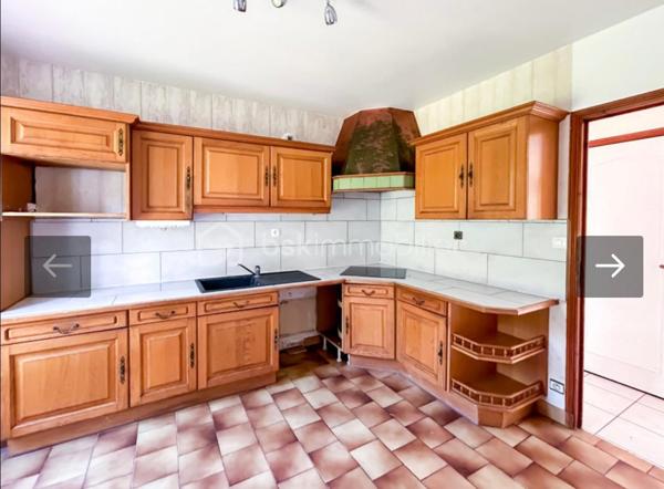 Vous rêvez d’un cadre de vie idéal alliant confort, espace et accessibilité ? Cette maison est faite pour vous !

📍 Emplacement privilégié : située à proximité immédiate du centre de Périgueux, avec transports au pied de la maison — un vrai atout au quotidien !

🏡 Une maison familiale aux beaux volumes :

🌟 Spacieux séjour de 45 m², baigné de lumière
🛏️ 4 belles chambres pour accueillir toute la famille
🚿 Salle d’eau entièrement refaite, moderne et fonctionnelle
🍽️ Cuisine conviviale à aménager selon vos envies

🔽 Des espaces pratiques et rares :

Grand sous-sol avec de nombreux rangements
🚗 Garage indépendant

🌿 Le tout sur un terrain de 500 m², idéal pour profiter des beaux jours, jardiner ou créer votre espace détente !

💥 Les + qui font la différence :
✔ Proximité centre-ville
✔ Transports immédiats
✔ Beaux volumes
✔ Potentiel d’aménagement

👉 Une opportunité rare sur le secteur, à visiter sans tarder !

📞 Contactez-nous dès maintenant pour organiser une visite et laissez-vous séduire !