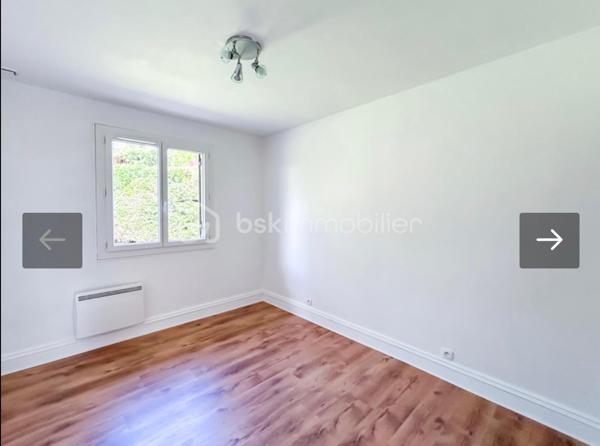 Vous rêvez d’un cadre de vie idéal alliant confort, espace et accessibilité ? Cette maison est faite pour vous !

📍 Emplacement privilégié : située à proximité immédiate du centre de Périgueux, avec transports au pied de la maison — un vrai atout au quotidien !

🏡 Une maison familiale aux beaux volumes :

🌟 Spacieux séjour de 45 m², baigné de lumière
🛏️ 4 belles chambres pour accueillir toute la famille
🚿 Salle d’eau entièrement refaite, moderne et fonctionnelle
🍽️ Cuisine conviviale à aménager selon vos envies

🔽 Des espaces pratiques et rares :

Grand sous-sol avec de nombreux rangements
🚗 Garage indépendant

🌿 Le tout sur un terrain de 500 m², idéal pour profiter des beaux jours, jardiner ou créer votre espace détente !

💥 Les + qui font la différence :
✔ Proximité centre-ville
✔ Transports immédiats
✔ Beaux volumes
✔ Potentiel d’aménagement

👉 Une opportunité rare sur le secteur, à visiter sans tarder !

📞 Contactez-nous dès maintenant pour organiser une visite et laissez-vous séduire !