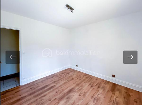 Vous rêvez d’un cadre de vie idéal alliant confort, espace et accessibilité ? Cette maison est faite pour vous !

📍 Emplacement privilégié : située à proximité immédiate du centre de Périgueux, avec transports au pied de la maison — un vrai atout au quotidien !

🏡 Une maison familiale aux beaux volumes :

🌟 Spacieux séjour de 45 m², baigné de lumière
🛏️ 4 belles chambres pour accueillir toute la famille
🚿 Salle d’eau entièrement refaite, moderne et fonctionnelle
🍽️ Cuisine conviviale à aménager selon vos envies

🔽 Des espaces pratiques et rares :

Grand sous-sol avec de nombreux rangements
🚗 Garage indépendant

🌿 Le tout sur un terrain de 500 m², idéal pour profiter des beaux jours, jardiner ou créer votre espace détente !

💥 Les + qui font la différence :
✔ Proximité centre-ville
✔ Transports immédiats
✔ Beaux volumes
✔ Potentiel d’aménagement

👉 Une opportunité rare sur le secteur, à visiter sans tarder !

📞 Contactez-nous dès maintenant pour organiser une visite et laissez-vous séduire !