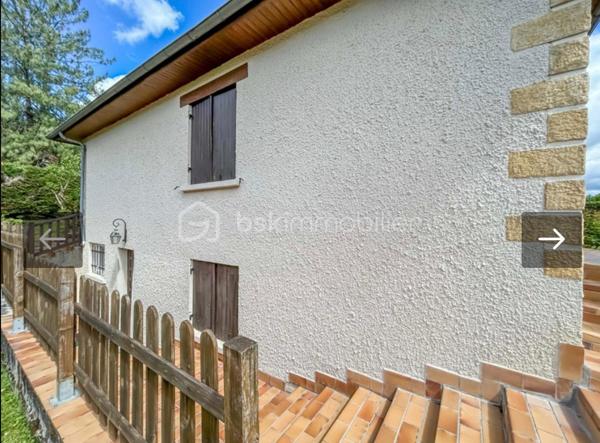 Vous rêvez d’un cadre de vie idéal alliant confort, espace et accessibilité ? Cette maison est faite pour vous !

📍 Emplacement privilégié : située à proximité immédiate du centre de Périgueux, avec transports au pied de la maison — un vrai atout au quotidien !

🏡 Une maison familiale aux beaux volumes :

🌟 Spacieux séjour de 45 m², baigné de lumière
🛏️ 4 belles chambres pour accueillir toute la famille
🚿 Salle d’eau entièrement refaite, moderne et fonctionnelle
🍽️ Cuisine conviviale à aménager selon vos envies

🔽 Des espaces pratiques et rares :

Grand sous-sol avec de nombreux rangements
🚗 Garage indépendant

🌿 Le tout sur un terrain de 500 m², idéal pour profiter des beaux jours, jardiner ou créer votre espace détente !

💥 Les + qui font la différence :
✔ Proximité centre-ville
✔ Transports immédiats
✔ Beaux volumes
✔ Potentiel d’aménagement

👉 Une opportunité rare sur le secteur, à visiter sans tarder !

📞 Contactez-nous dès maintenant pour organiser une visite et laissez-vous séduire !