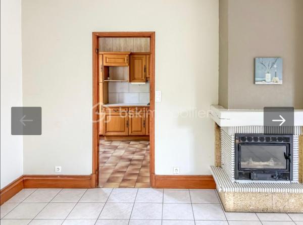 Vous rêvez d’un cadre de vie idéal alliant confort, espace et accessibilité ? Cette maison est faite pour vous !

📍 Emplacement privilégié : située à proximité immédiate du centre de Périgueux, avec transports au pied de la maison — un vrai atout au quotidien !

🏡 Une maison familiale aux beaux volumes :

🌟 Spacieux séjour de 45 m², baigné de lumière
🛏️ 4 belles chambres pour accueillir toute la famille
🚿 Salle d’eau entièrement refaite, moderne et fonctionnelle
🍽️ Cuisine conviviale à aménager selon vos envies

🔽 Des espaces pratiques et rares :

Grand sous-sol avec de nombreux rangements
🚗 Garage indépendant

🌿 Le tout sur un terrain de 500 m², idéal pour profiter des beaux jours, jardiner ou créer votre espace détente !

💥 Les + qui font la différence :
✔ Proximité centre-ville
✔ Transports immédiats
✔ Beaux volumes
✔ Potentiel d’aménagement

👉 Une opportunité rare sur le secteur, à visiter sans tarder !

📞 Contactez-nous dès maintenant pour organiser une visite et laissez-vous séduire !