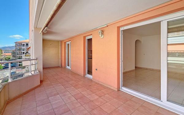 Appartement à vendre    2 pièces • 48,97 m2 Saint-Raphaël