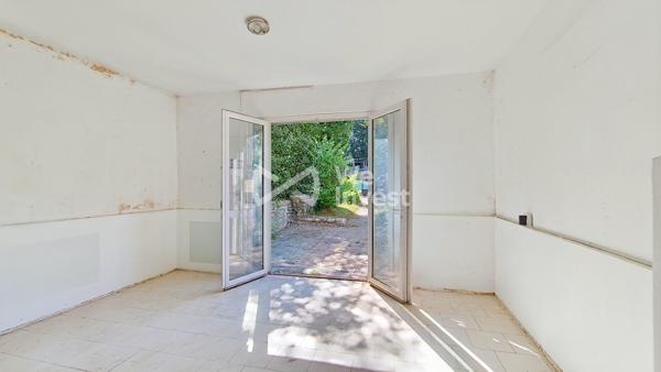 Plateau de 69 m² à aménager avec terrasse – Aux Assions (07140)