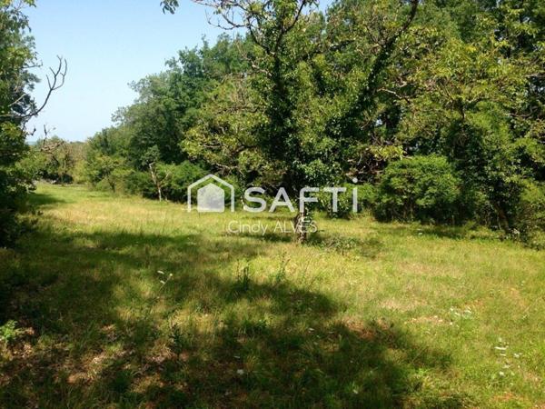 Terrain constructible sur les hauteurs d'un hameau