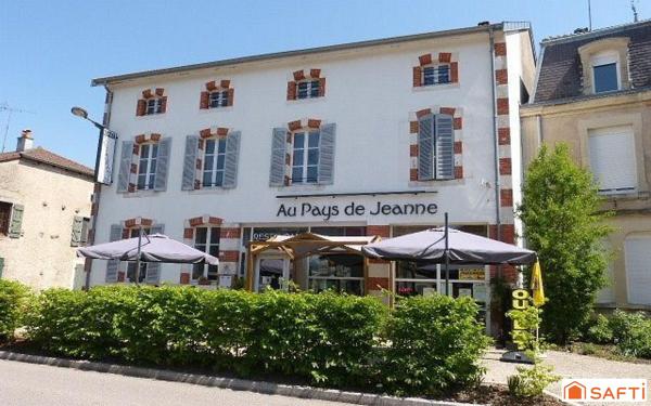 Rare, ce bel immeuble commercial contenant un restaurant renommé, sa terrasse et son appartement de fonction