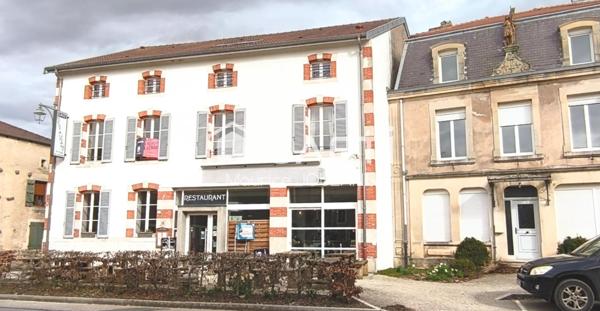 Rare, ce bel immeuble commercial contenant un restaurant renommé, sa terrasse et son appartement de fonction