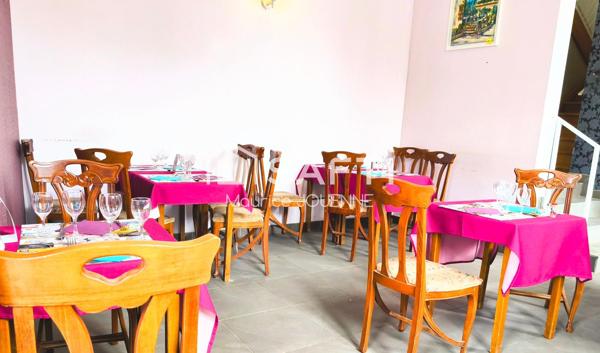 Rare, ce bel immeuble commercial contenant un restaurant renommé, sa terrasse et son appartement de fonction