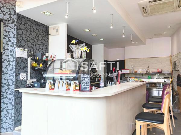Rare, ce bel immeuble commercial contenant un restaurant renommé, sa terrasse et son appartement de fonction