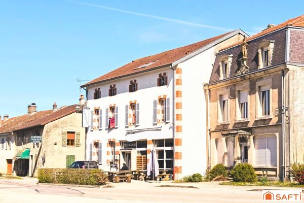Rare, ce bel immeuble commercial contenant un restaurant renommé, sa terrasse et son appartement de fonction