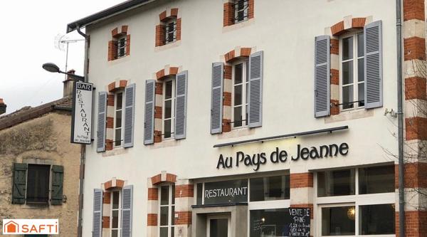 Rare, ce bel immeuble commercial contenant un restaurant renommé, sa terrasse et son appartement de fonction