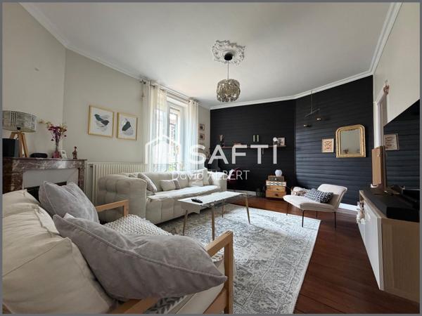 Duplex de caractère avec garage à deux pas du centre ville .