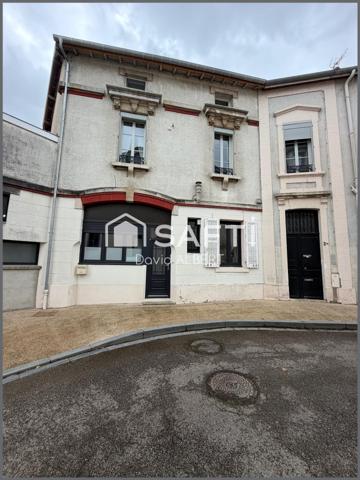 Duplex de caractère avec garage à deux pas du centre ville .